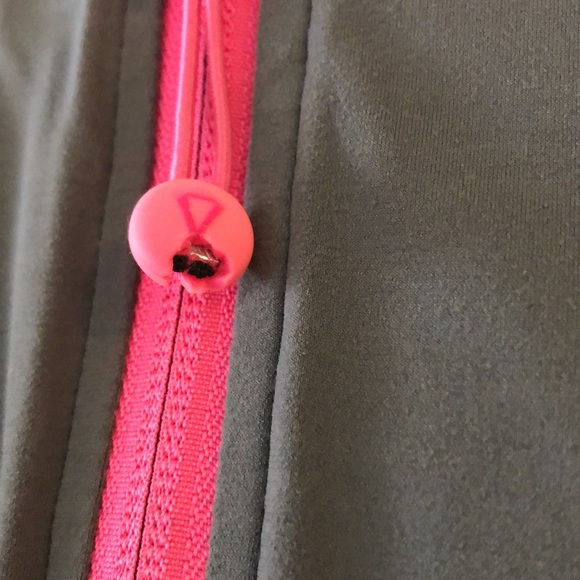 Size 8 (girls) Ivivva reversible hoodie - Picture 9 of 9